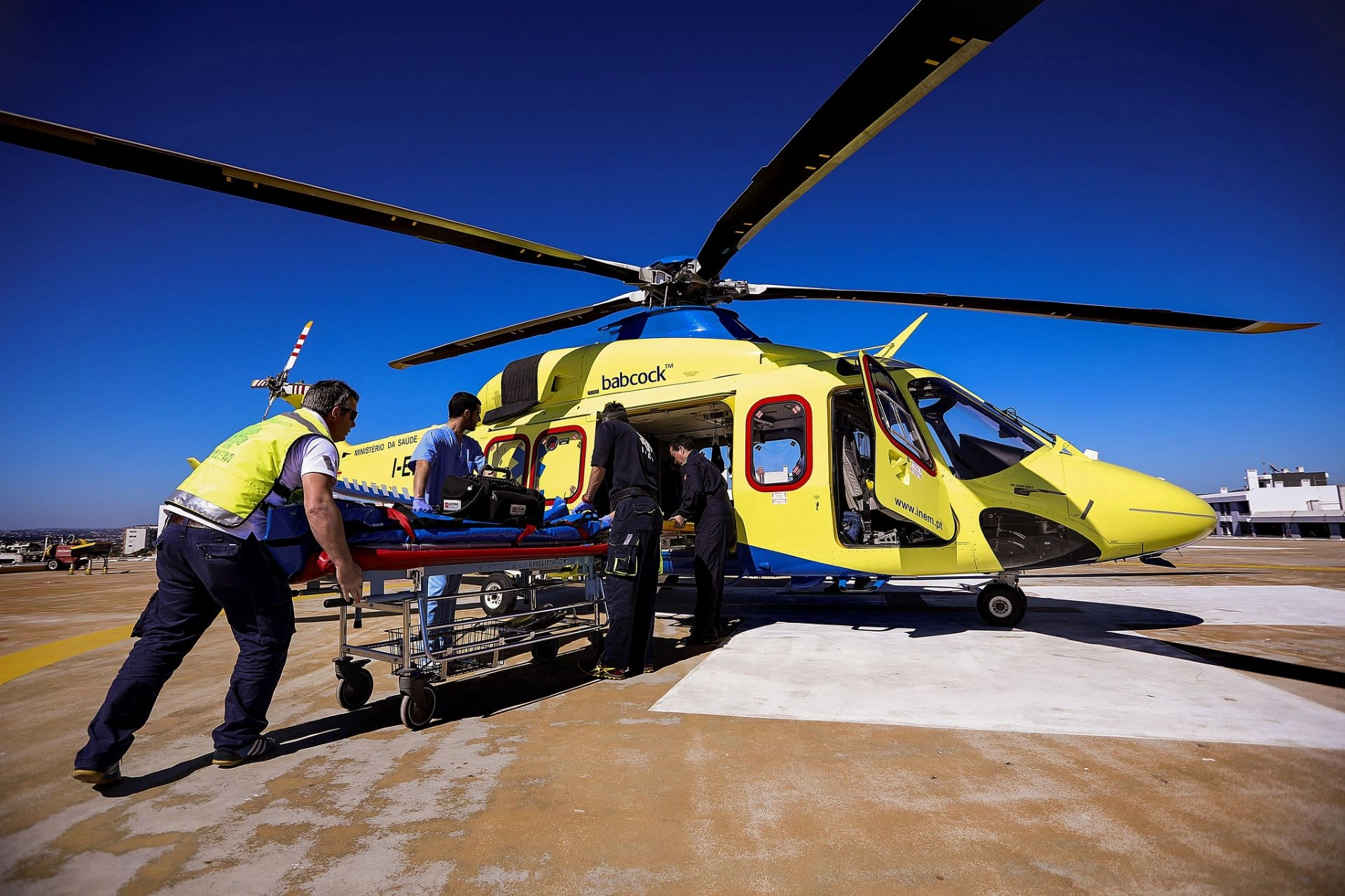 Helicóptero de emergência médica em operação num heliporto autorizado pela ANAC (Carnaxide, via Público)